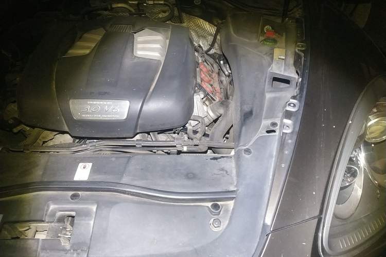 Used Porsche Cayenne 2011 Cayenne 3.0T Engine Bay Left