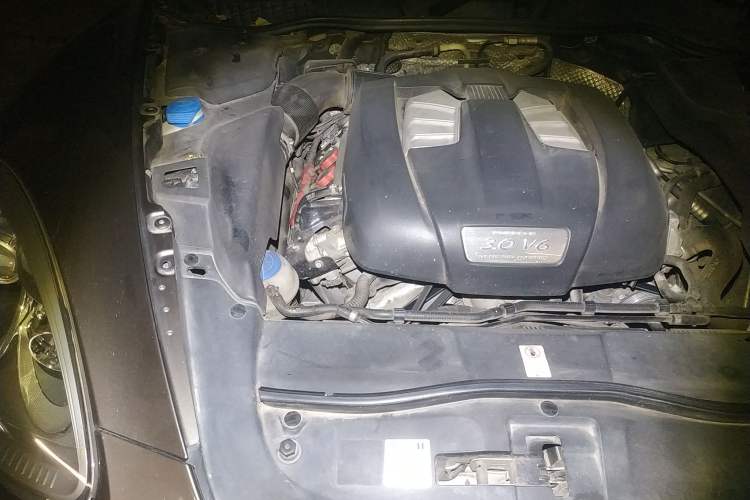 Used Porsche Cayenne 2011 Cayenne 3.0T Engine Bay Right
