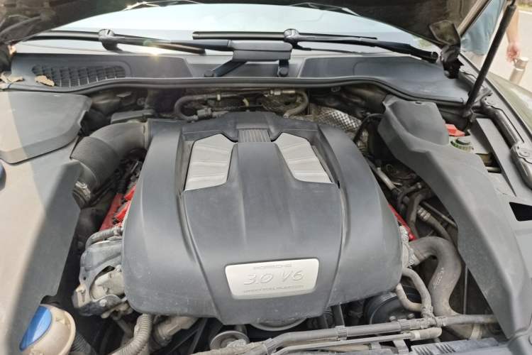 Used Porsche Cayenne 2011 Cayenne 3.0T Engine Bay