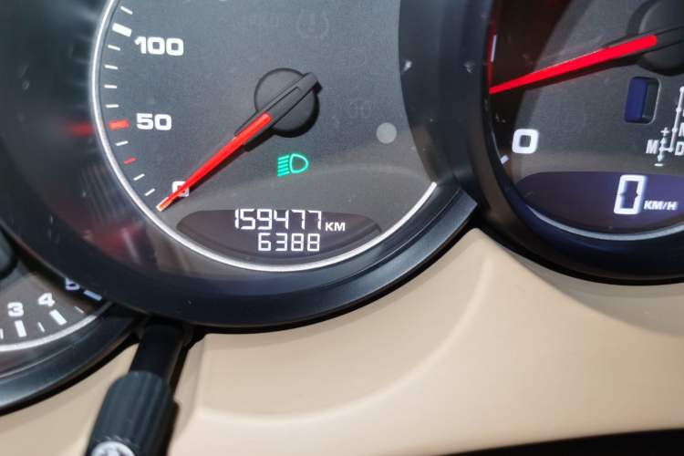 Used Porsche Cayenne 2011 Cayenne 3.0T Odometer Close Up