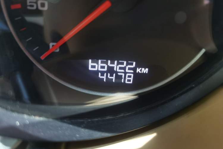 Used Porsche Cayenne 2011 Cayenne 3.0T Odometer Close Up
