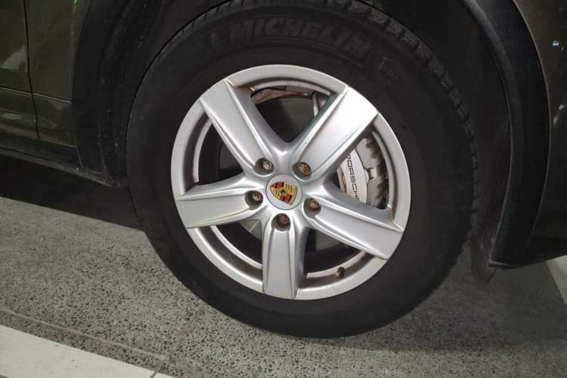 Used Porsche Cayenne 2011 Cayenne S 4.8L Right Front Wheel Hub