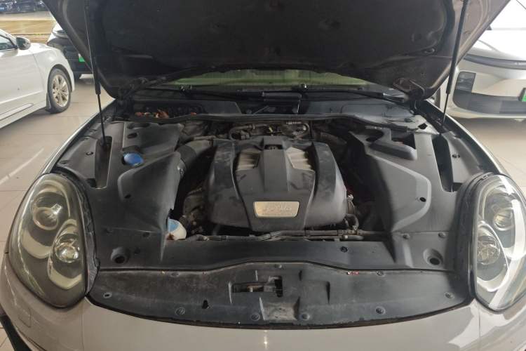 Used Porsche Cayenne 2011 Cayenne 3.0T Engine Bay