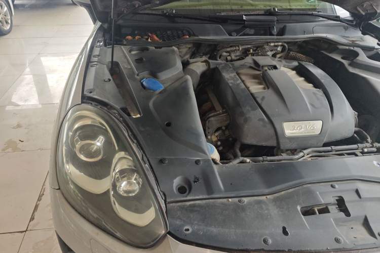 Used Porsche Cayenne 2011 Cayenne 3.0T Engine Bay Right