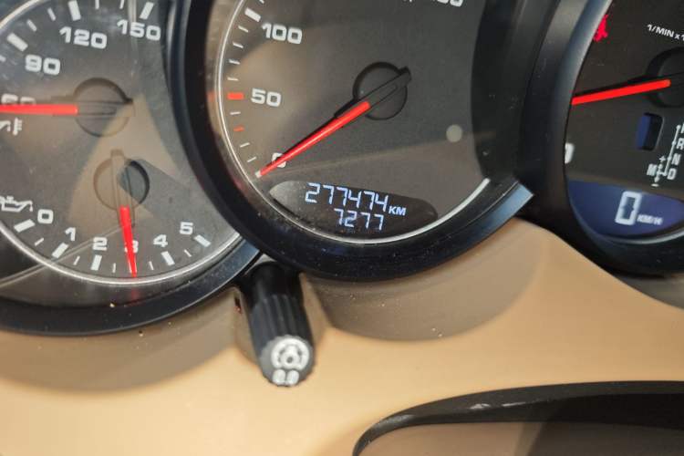 Used Porsche Cayenne 2011 Cayenne 3.0T Odometer Close Up