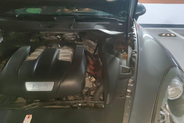 Used Porsche Cayenne 2011 Cayenne 3.0T Engine Bay Left