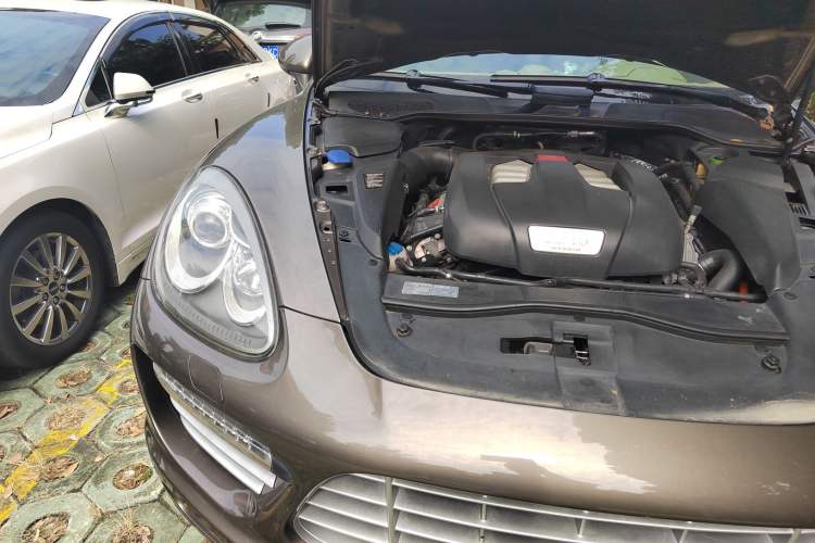 Used Porsche Cayenne 2011 Cayenne S Hybrid 3.0T Engine Bay Right