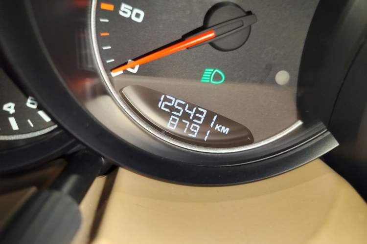 Used Porsche Cayenne 2011 Cayenne 3.0T Odometer Close Up