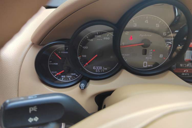Used Porsche Cayenne 2011 Cayenne S Hybrid 3.0T Odometer Close Up