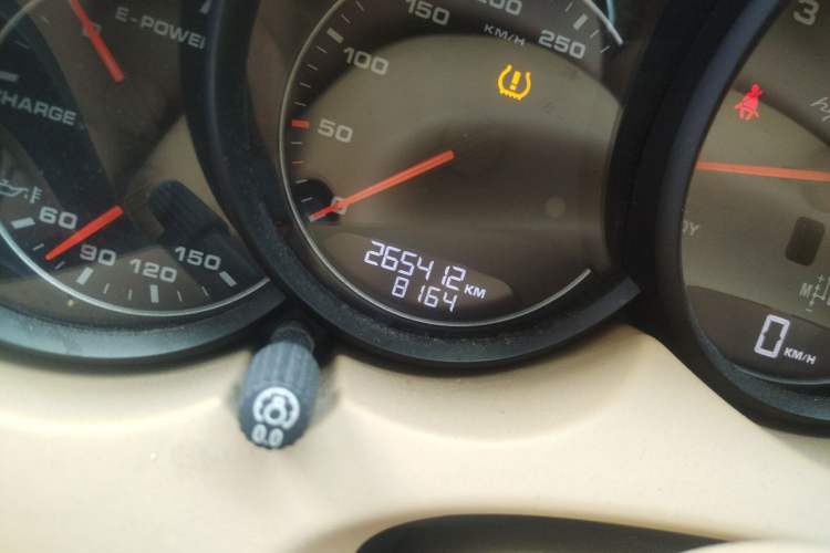 Used Porsche Cayenne 2011 Cayenne S Hybrid 3.0T Odometer Close Up