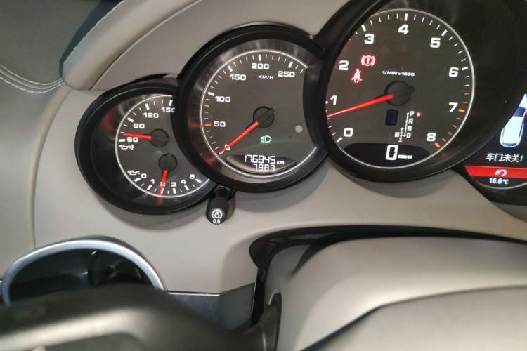 Used Porsche Cayenne 2011 Cayenne 3.0T Odometer Close Up