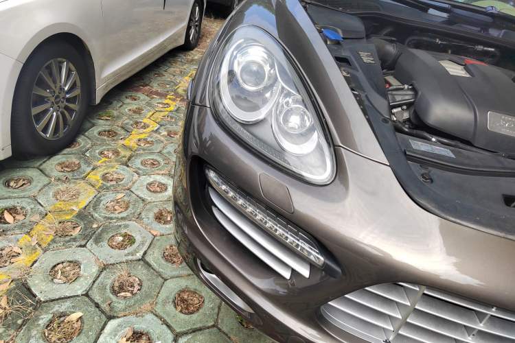 Used Porsche Cayenne 2011 Cayenne S Hybrid 3.0T Right Front Headlight