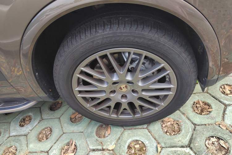 Used Porsche Cayenne 2011 Cayenne S Hybrid 3.0T Right Front Wheel Hub