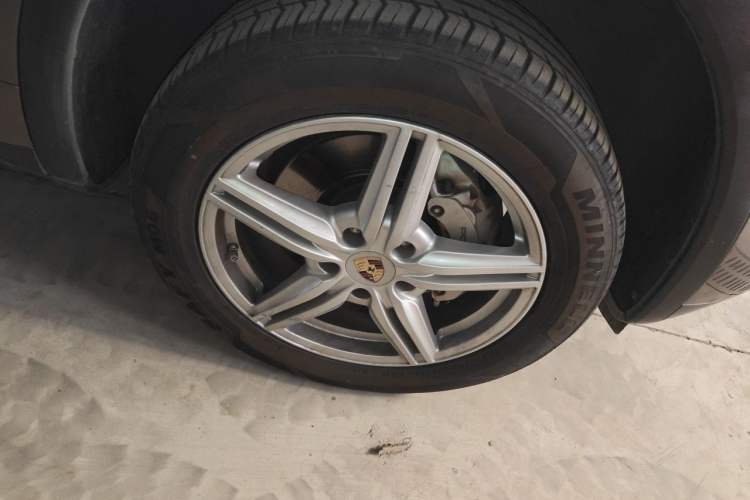Used Porsche Cayenne 2011 Cayenne S 4.8L Right Front Wheel Hub