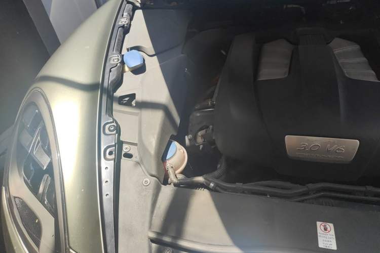 Used Porsche Cayenne 2011 Cayenne 3.0T Engine Bay Right