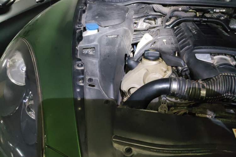 Used Porsche Cayenne 2011 Cayenne Turbo 4.8T Engine Bay Right