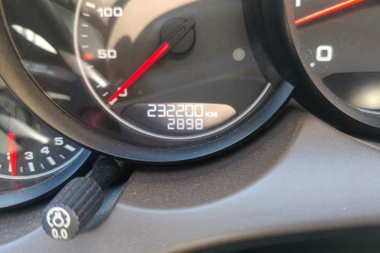 Used Porsche Cayenne 2011 Cayenne 3.0T Odometer Close Up