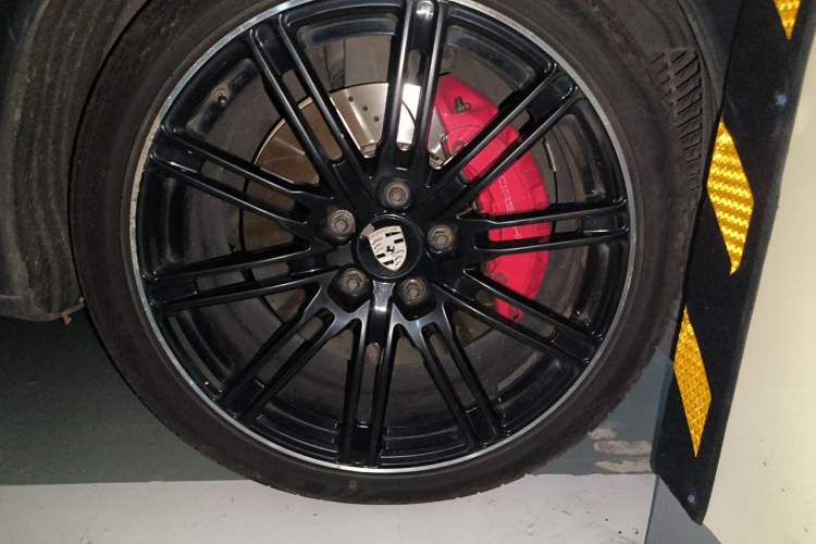 Used Porsche Cayenne 2011 Cayenne Turbo 4.8T Right Front Wheel Hub