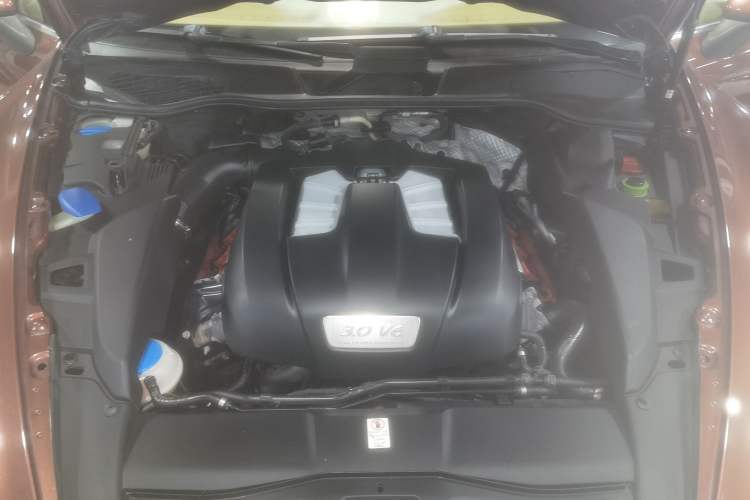 Used Porsche Cayenne 2011 Cayenne 3.0T Engine Bay