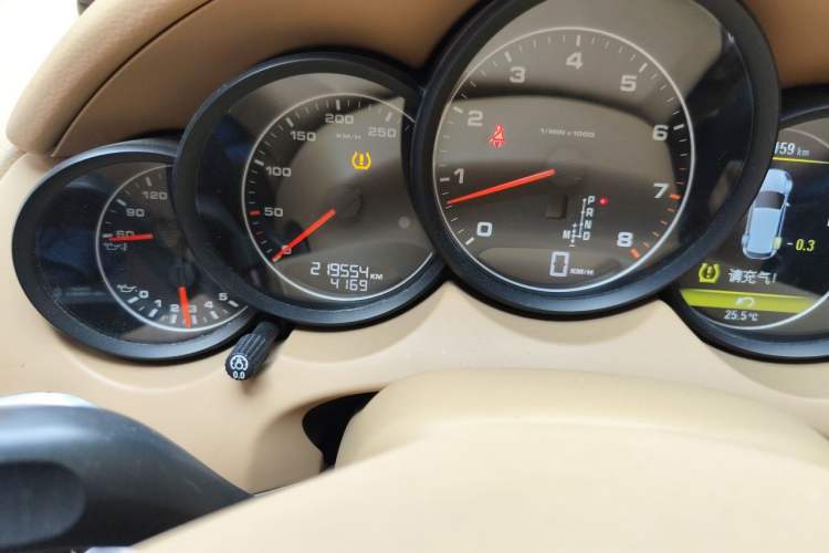 Used Porsche Cayenne 2011 Cayenne 3.0T Odometer Close Up