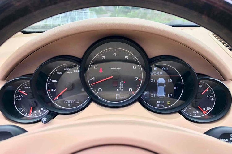 Used Porsche Cayenne 2011 Cayenne 3.0T Odometer Close Up