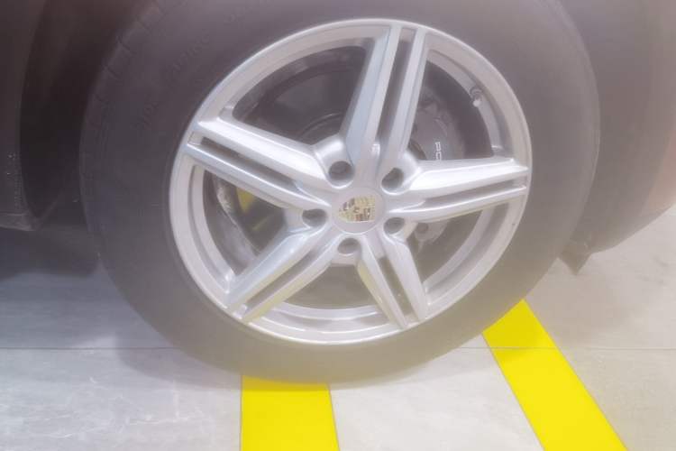 Used Porsche Cayenne 2011 Cayenne 3.0T Right Front Wheel Hub
