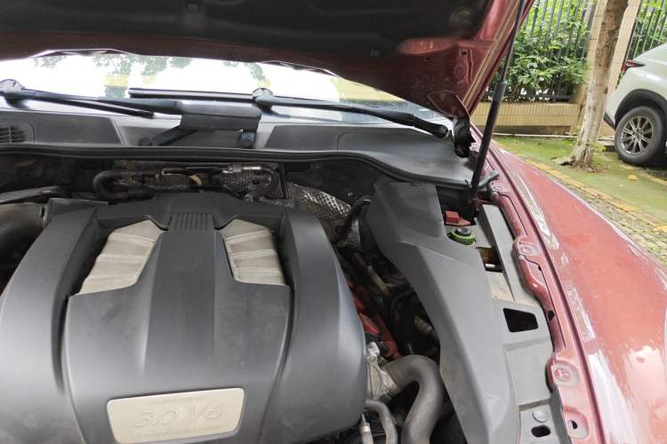 Used Porsche Cayenne 2011 Cayenne 3.0T Engine Bay Left