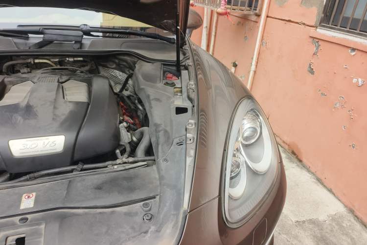Used Porsche Cayenne 2011 Cayenne 3.0T Engine Bay Left