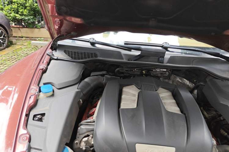 Used Porsche Cayenne 2011 Cayenne 3.0T Engine Bay Right