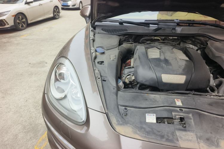 Used Porsche Cayenne 2011 Cayenne 3.0T Engine Bay Right