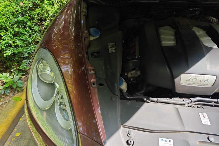 Used Porsche Cayenne 2011 Cayenne 3.0T Engine Bay Right