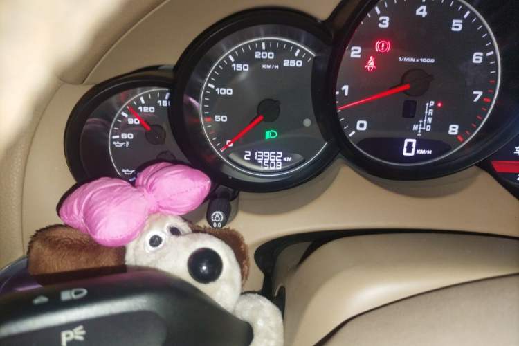 Used Porsche Cayenne 2011 Cayenne 3.0T Odometer Close Up