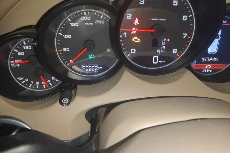 Used Porsche Cayenne 2011 Cayenne 3.0T Odometer Close Up