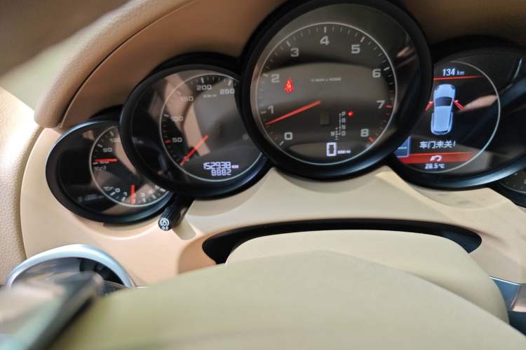 Used Porsche Cayenne 2011 Cayenne 3.0T Odometer Close Up