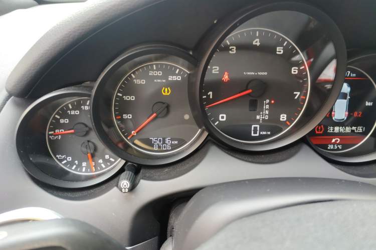 Used Porsche Cayenne 2011 Cayenne 3.0T Odometer Close Up