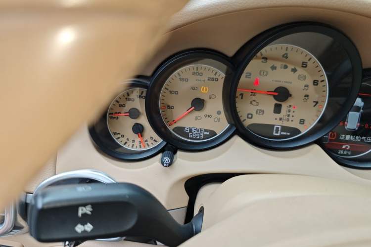 Used Porsche Cayenne 2011 Cayenne 3.0T Odometer Close Up