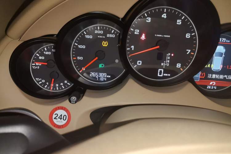 Used Porsche Cayenne 2011 Cayenne 3.0T Odometer Close Up