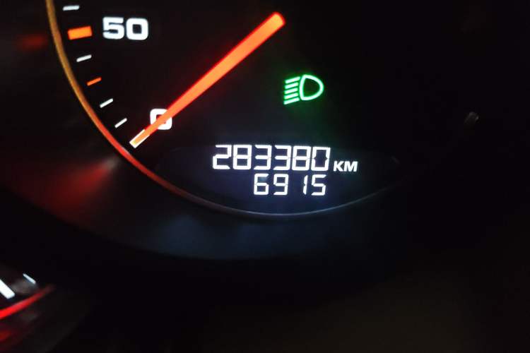 Used Porsche Cayenne 2011 Cayenne 3.0T Odometer Close Up