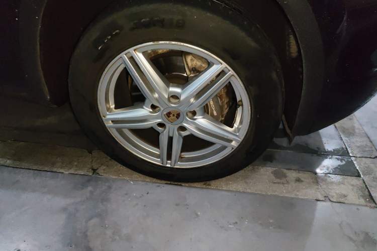 Used Porsche Cayenne 2011 Cayenne 3.0T Right Front Wheel Hub