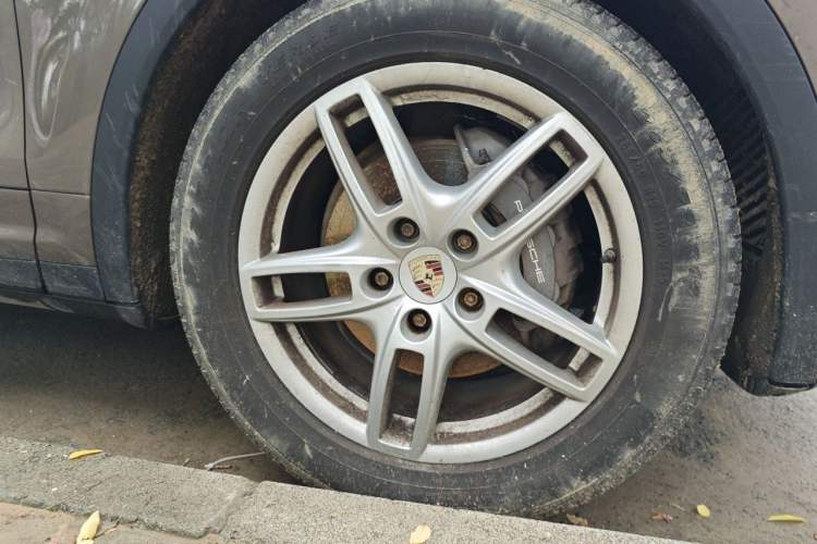 Used Porsche Cayenne 2011 Cayenne 3.0T Right Front Wheel Hub