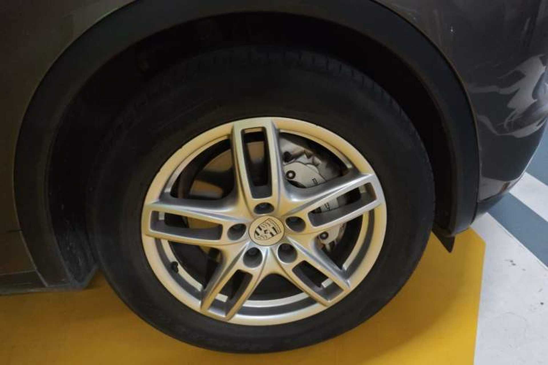 Used Porsche Cayenne 2011 Cayenne S 4.8L Right Front Wheel Hub