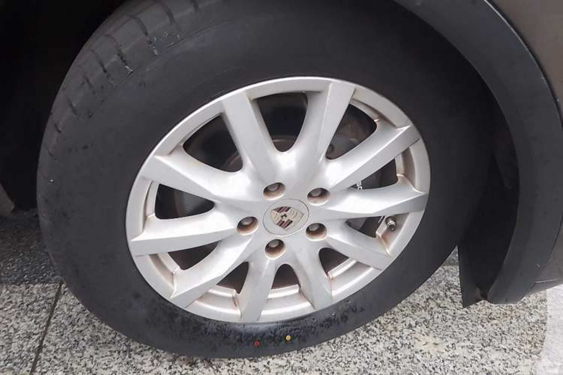Used Porsche Cayenne 2011 Cayenne 3.0T Right Front Wheel Hub