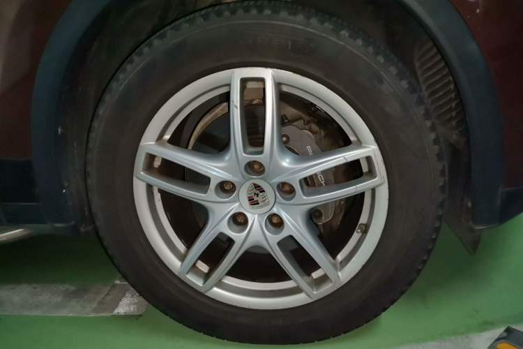 Used Porsche Cayenne 2011 Cayenne 3.0T Right Front Wheel Hub