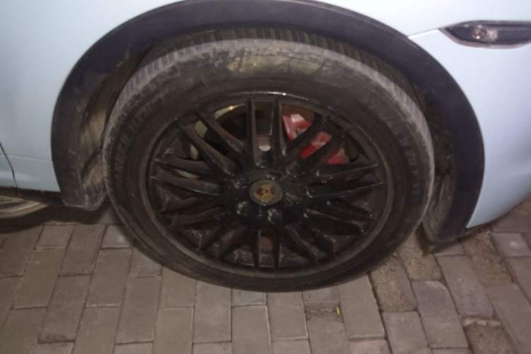 Used Porsche Cayenne 2011 Cayenne 3.0T Right Front Wheel Hub
