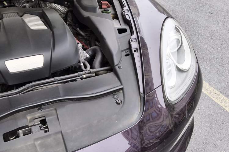 Used Porsche Cayenne 2011 Cayenne 3.0T Engine Bay Left