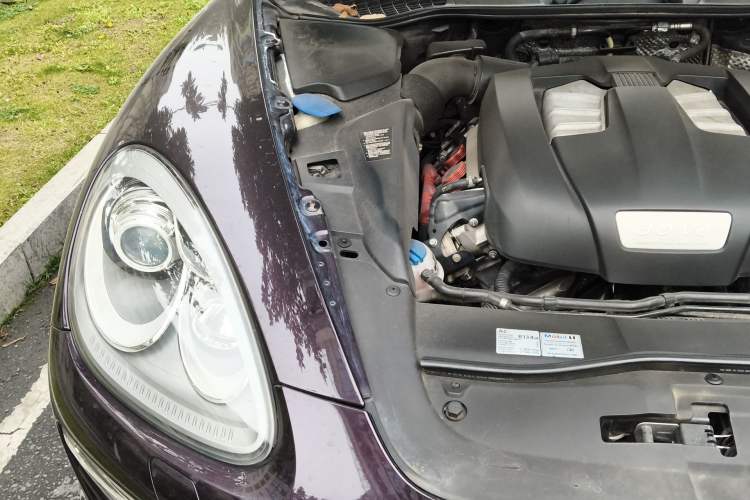 Used Porsche Cayenne 2011 Cayenne 3.0T Engine Bay Right