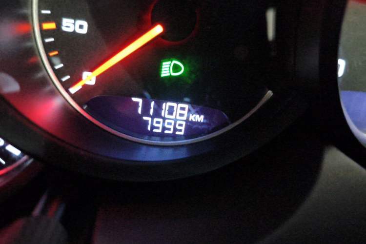 Used Porsche Cayenne 2011 Cayenne 3.0T Odometer Close Up