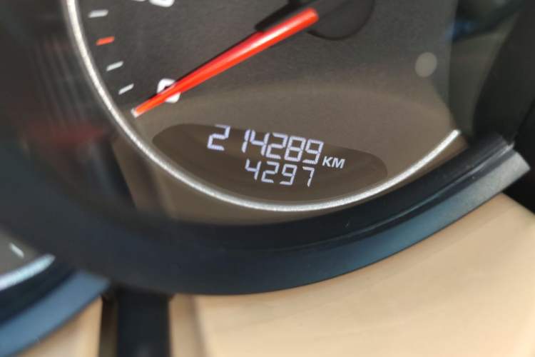 Used Porsche Cayenne 2011 Cayenne 3.0T Odometer Close Up