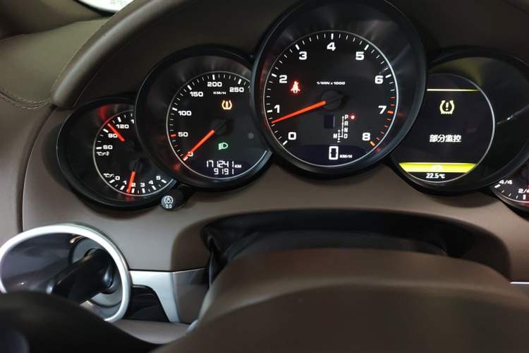 Used Porsche Cayenne 2011 Cayenne 3.0T Odometer Close Up