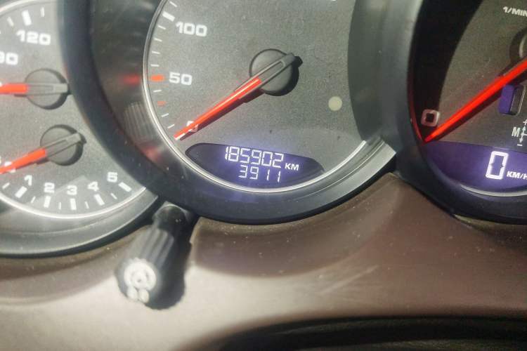 Used Porsche Cayenne 2011 Cayenne 3.0T Odometer Close Up